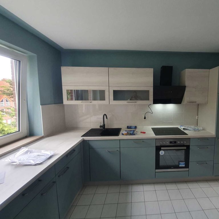 a assembled kitchen with blue-gray fronts