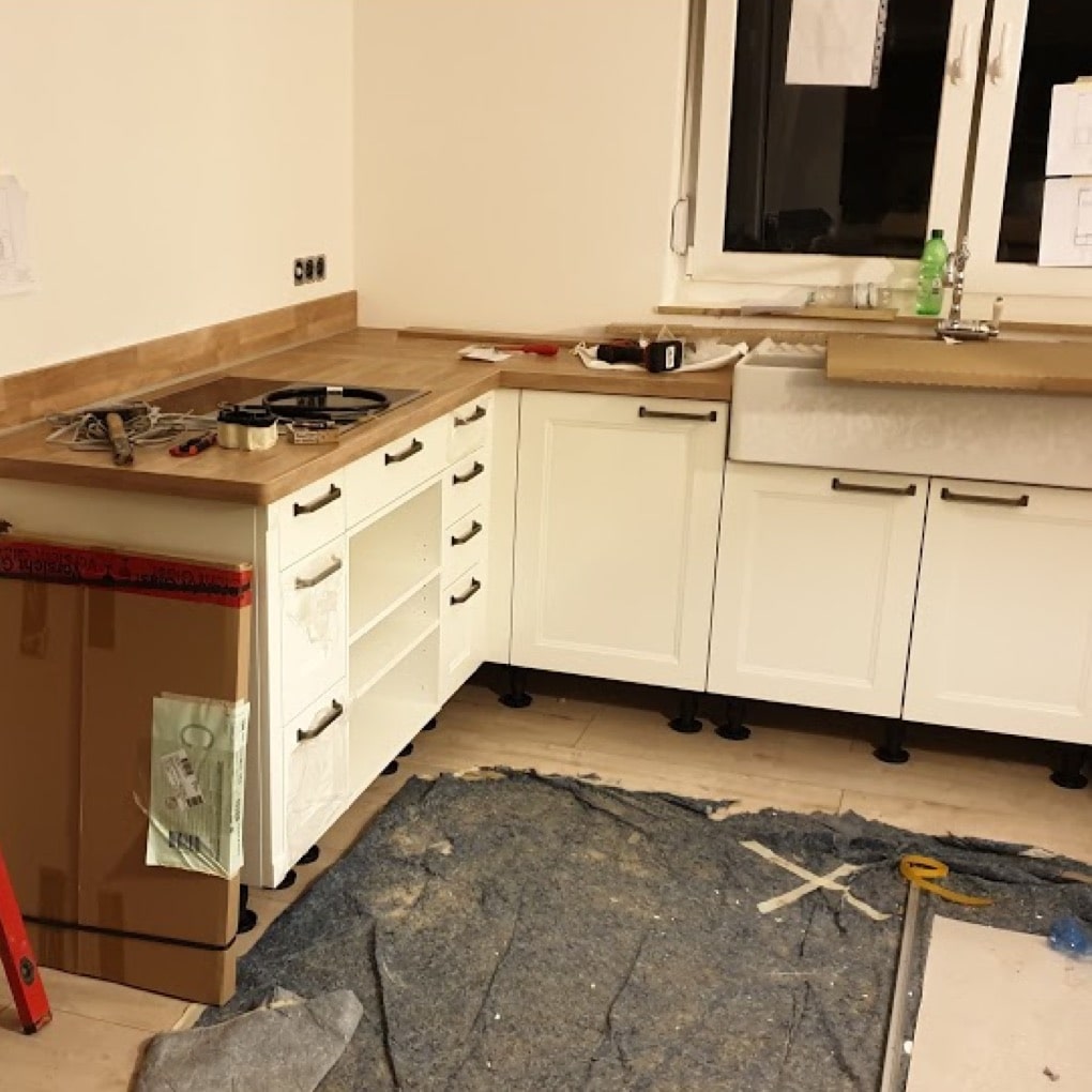 Process of kitchen assembly with half-assembled kitchen in L shape