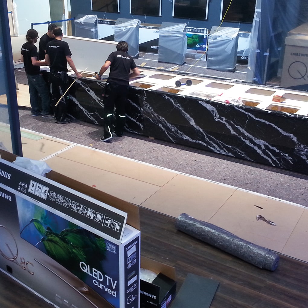 Drei installers assemble an exhibition table at a trade fair