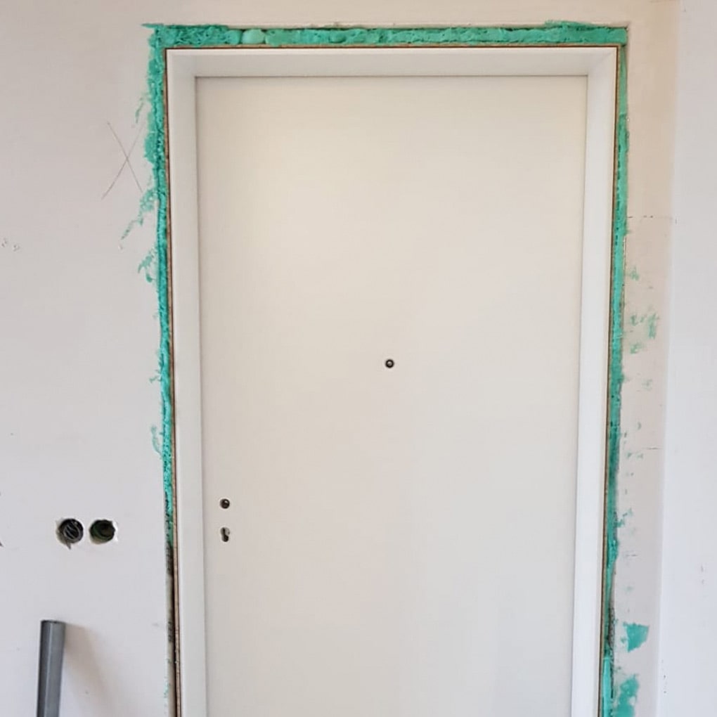 Door assembly foaming of the door reveal